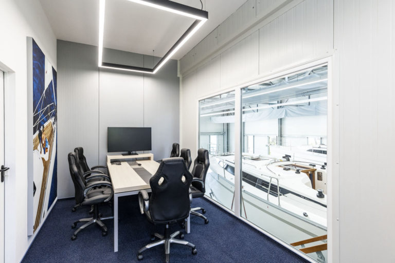 Iroda nem mindennapi kilátással, acélcsarnokban