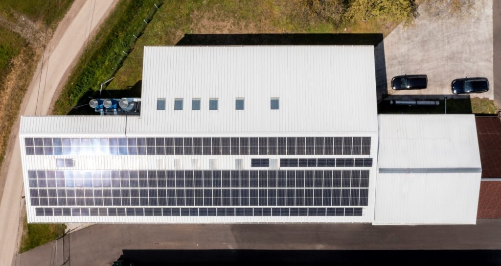 Energiahatékony megoldás a tetőn - elférnek a napelemek