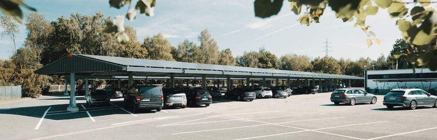 Könnyűszerkezetes napelemtartó parkoló árnyékolására