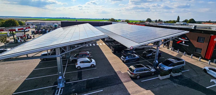 Könnyűszerkezetes napelemtartó iroda parkolóba